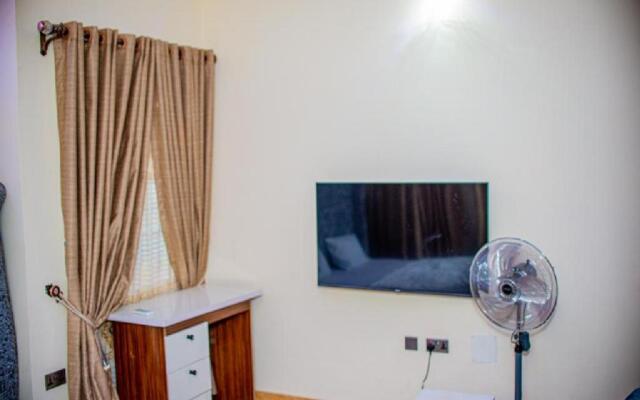 Luxury 3-Bedroom Duplex FAST WIFI & 247Power