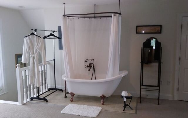 Marvel's on the Creek