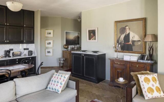 Luxury 2 bed apartment, central location with mountain views