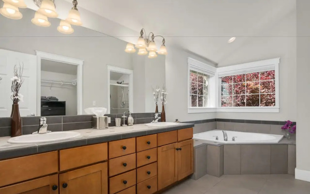 Seattle Vacation Home: The Great Wall