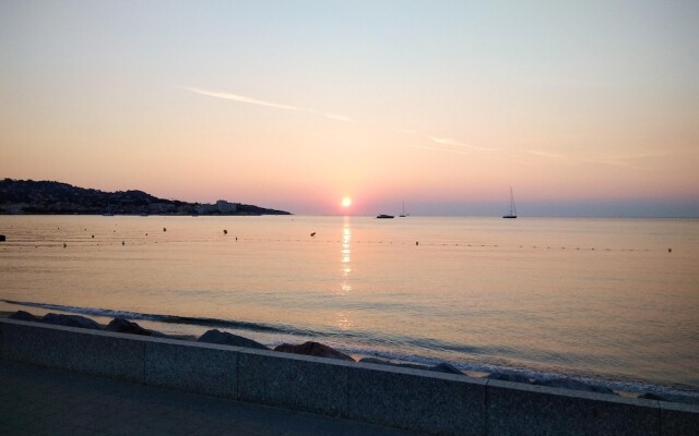 Apartment With one Bedroom in Cavalaire-sur-mer, With Furnished Terrac