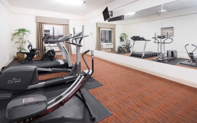 Baymont Inn and Suites Savannah Garden City