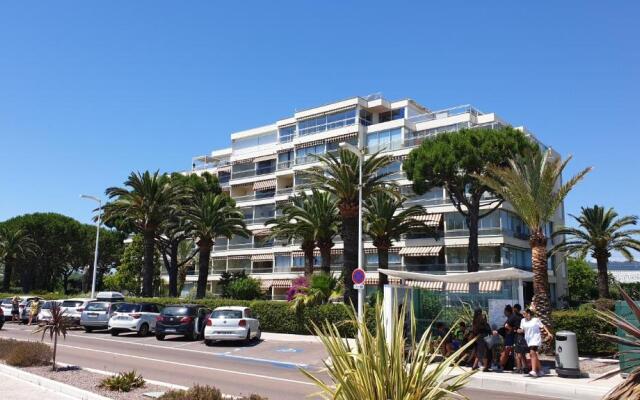 Garden and beach sea view apartment Cannes