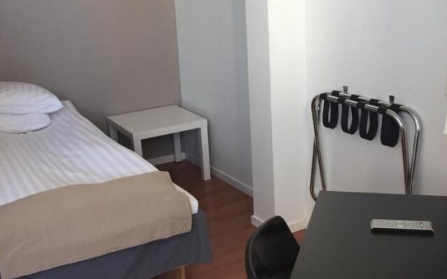 Hotel E-10