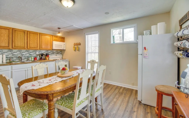 Homey Luray Cabin w/ Fire Pit & Deck!