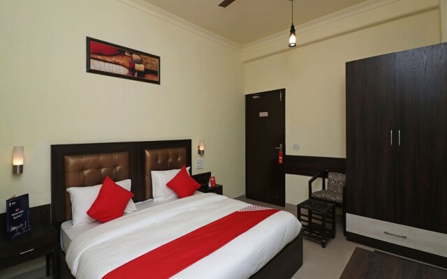 OYO 389 Hotel Applee Inn