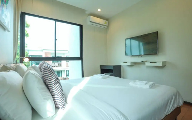 Chic Condo Just 100m from the Shore c130