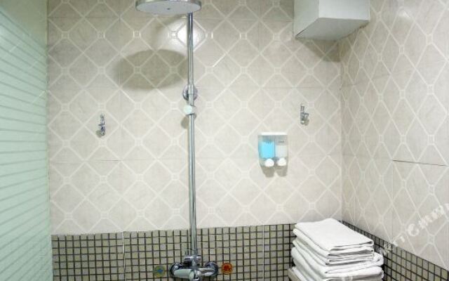 Home Inn Huayi Collection Hotel (724 Factory)