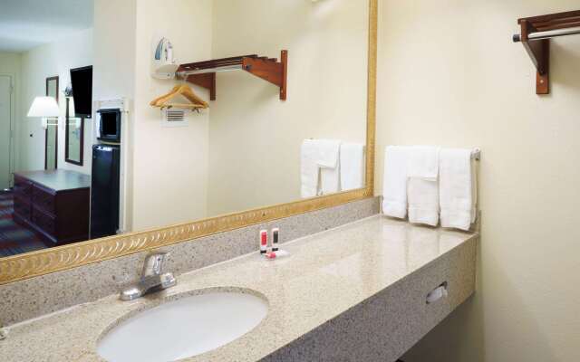 Travelodge by Wyndham Montgomery East