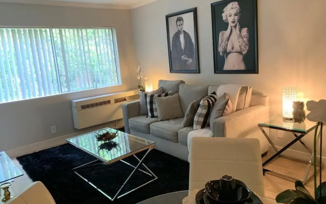 Hollywood Charming Vacation