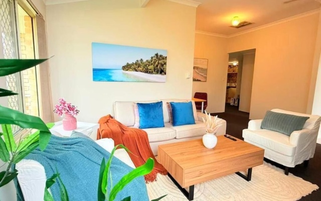 StayAU 4BR Family Retreat with Garden – Guest Rooms – Perth