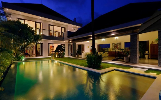 Luxury Private Villa, 4 BR, Canggu w/ Staff