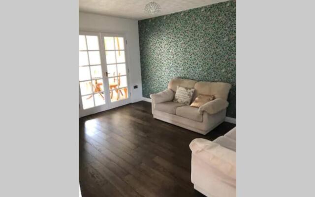 3 Bedroom house-close to Manchester airport-Free parking-private garden