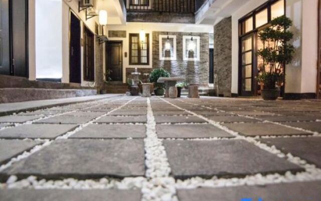 Fenghuang Dengli Courtyard Inn (East Gate of the Ancient City)