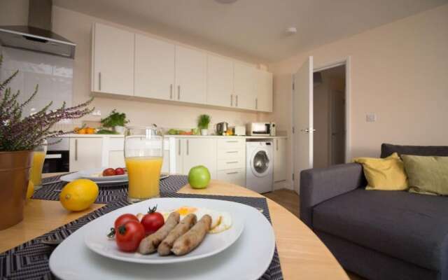 Stayzo Castle Point 6 Apartment - Premier Lodge