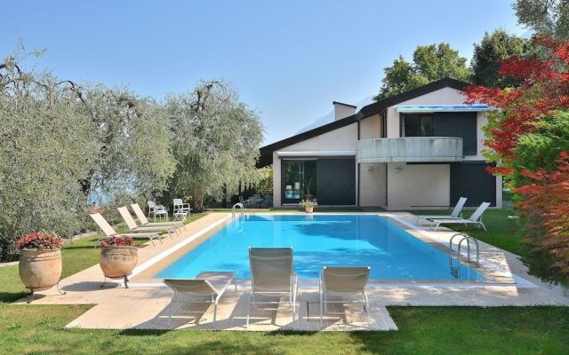 Villa Dismero With Pool