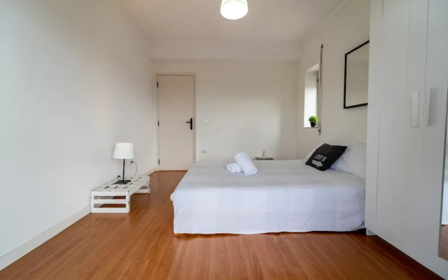 House and People - Rotunda do Caires