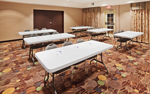 Holiday Inn Express Hotel & Suites Okmulgee