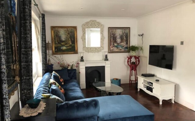 Inviting 5-bed House in London