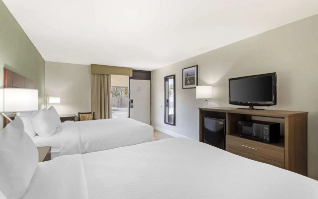 Quality Inn & Suites St Augustine Beach Area