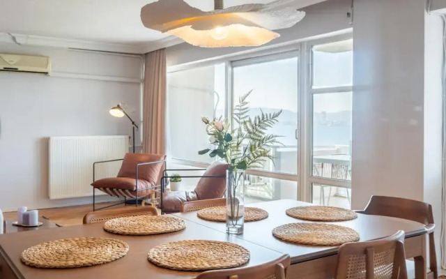Sleek Flat With Sea View Balcony 2 min to Coast