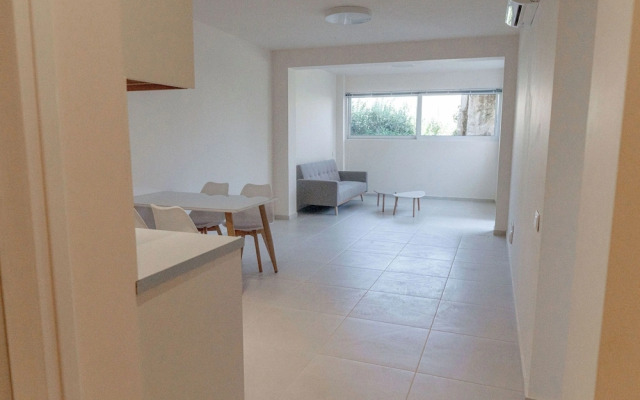 Phaedrus Living: Seaside Thalassa Cretan D101