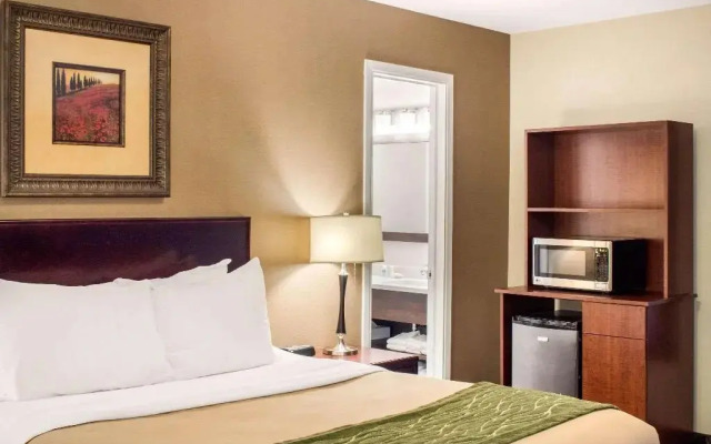 Econo Lodge & Suites