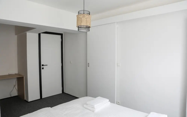 Kamiel -belle Epoque Apartment With Modern Comfort