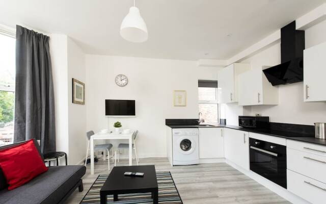 Modern Sleeps 5 - 1BR Home in Manchester