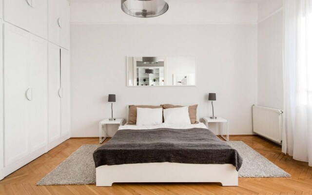 Basilica View Apartment With Balcony