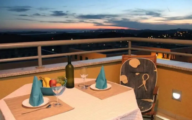 Cozy Sea View Apartment With Balcony