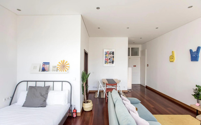 Bonjardim Studio w/ Balcony by LovelyStay