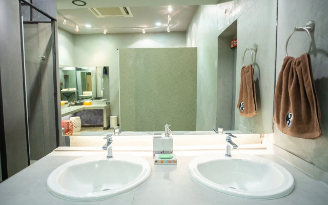 Third Rock Hostel (SHA Extra Plus)