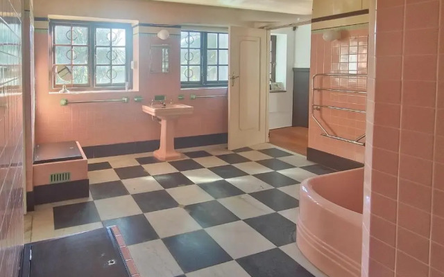 19 Glenhof Road House