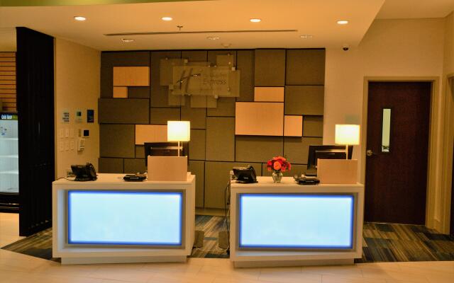 Holiday Inn Express & Suites Lexington Park-California, an IHG Hotel