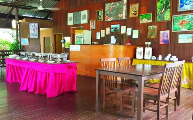 Sukau Backpackers B&B