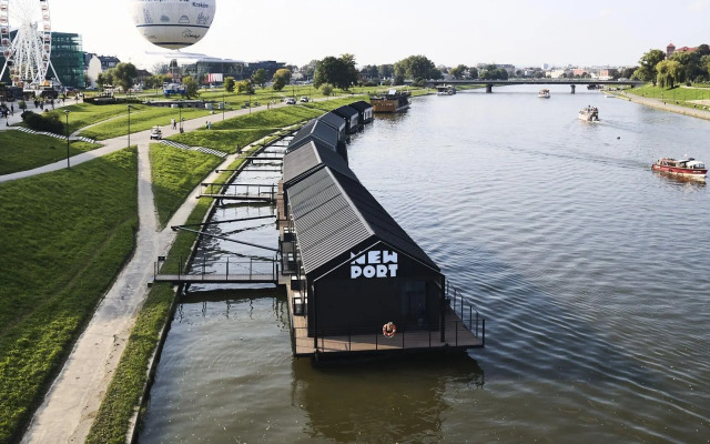 New Port Hotel