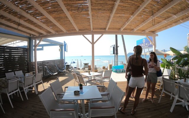 Casa Del Mar Suites & Apartments