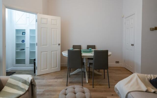 Classic Belgravia Home by Victoria Station by Underthedoormat