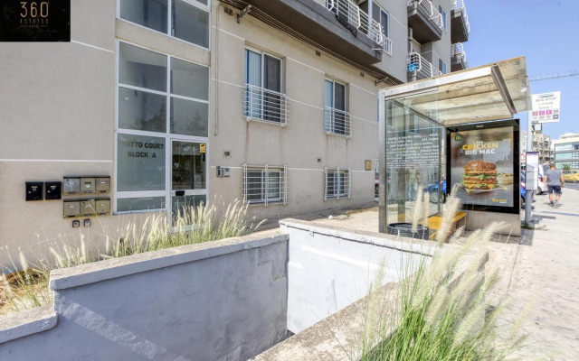 Spacious, 1BR duplex off UNI/Hospital with WIFI by 360 Estates