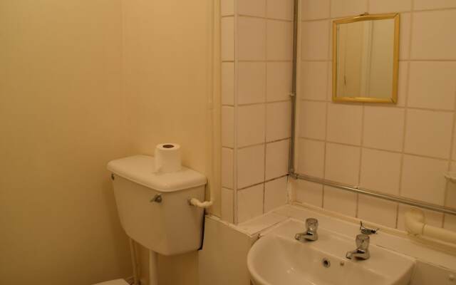 Spacious 2 Bedroom House in Bow