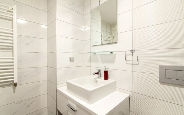 Sleek and Central Flat With Shared Pool in Sisli