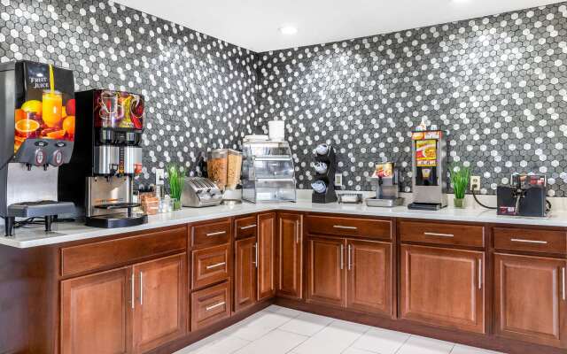 Econo Lodge West - Coors Blvd