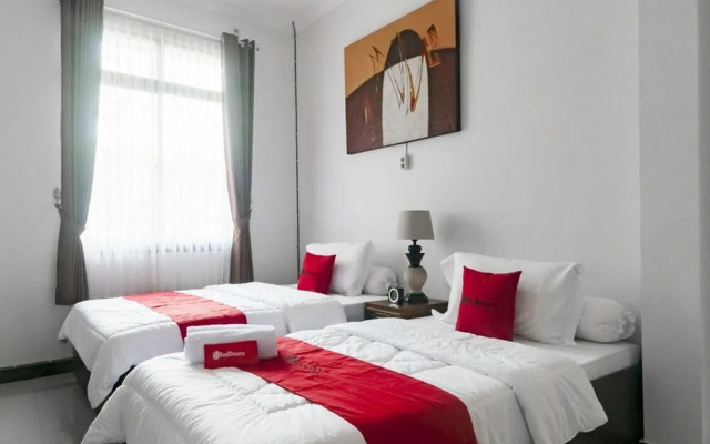 RedDoorz Syariah Plus near Trans Studio Cibubur