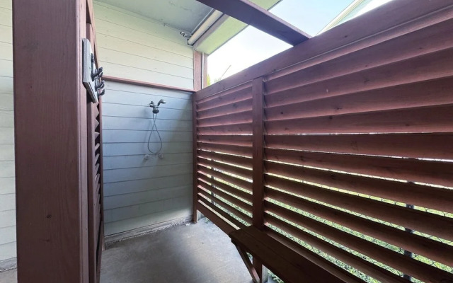 Sea Note 3 Bedroom Home by RedAwning