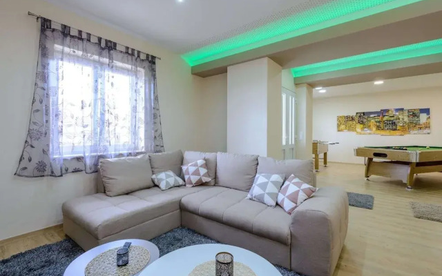 Villa Pave - Six-bedroom Villa With Terrace and Swimming Pool