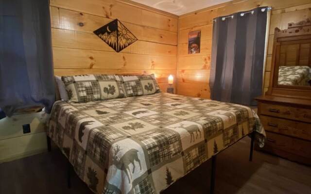 Deep Creek Overlook 3 Bedroom Cabin by Redawning