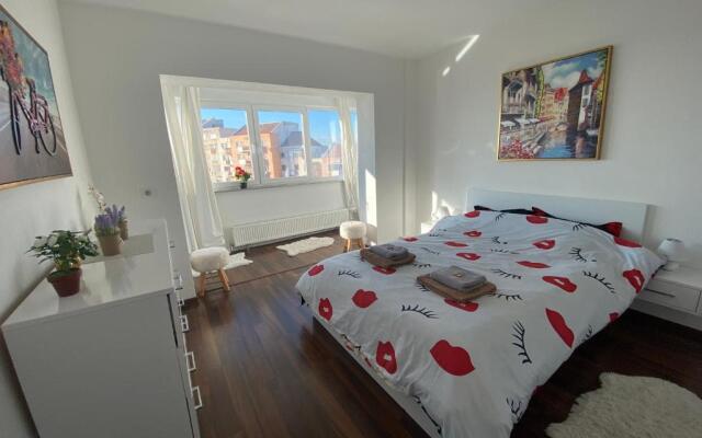 Luxury Apartament Intim Area