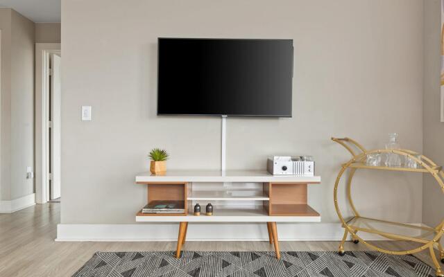 Denver | Luxurious 2BD/2BA Riverfront Apartment