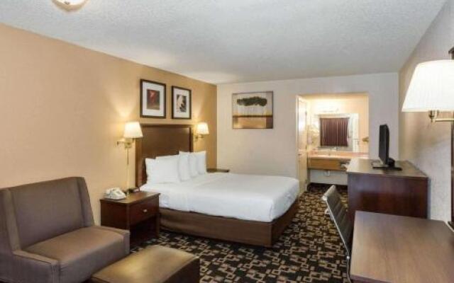 Econo Lodge Inn & Suites
